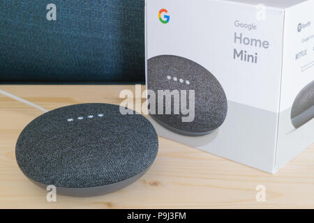 Atene, Grecia - 5 Luglio 2018: home page di Google mini smart speaker con costruito in Google Assistant Foto Stock