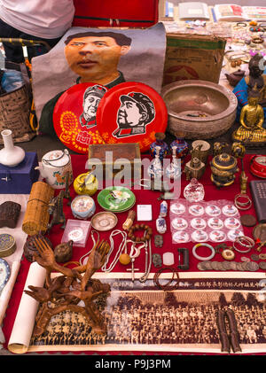 Situato a ovest di Panjiayuan Bridge e a sud della East Third Ring Road, Panjiayuan mercatino di Antiquariato è molto accessibile. Il mercato si occupa principalmente i Foto Stock