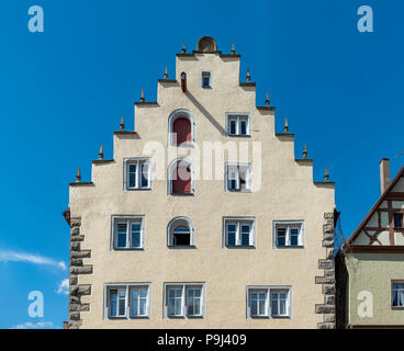 Crow-frontone a gradini di casa sulla Herrngasse a Rothenburg ob der Tauber, Germania Foto Stock