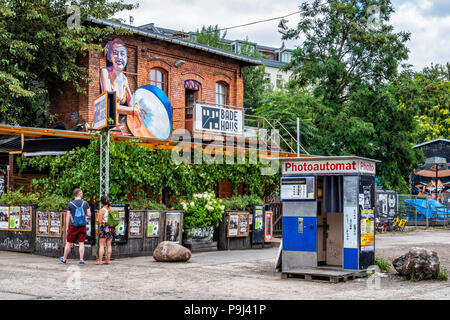 Berlino-friedrichshain, materie Gelände Badehaus bar e sala musica che ospita concerti dal vivo e sessioni di jazz. Foto Stock