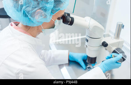 Medico o scienziato che lavora su biotech esperimento in laboratorio Foto Stock