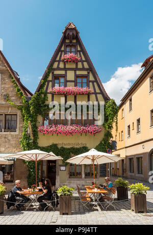 Townhouse su Galgengasse Street a Rothenburg ob der Tauber, Germania Foto Stock