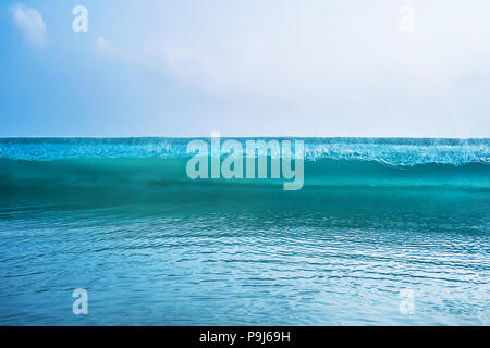 Onde si infrangono blu oceano dettaglio cresta d'onda schiantarsi rottura di rotolamento acqua closeup dettaglio cavo di potenza scenica energia della natura Foto Stock