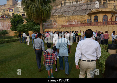 La mattina presto la coda per entrare il famoso Fort Ambra Palace a Jaipur, India Foto Stock