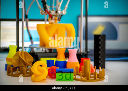 Stampa parti arancione su una stampante 3D Foto Stock