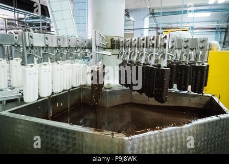 Il trasportatore linee automatiche per la produzione di gelato Foto Stock