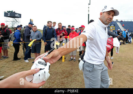 Spagna Sergio Garcia firma autografi durante l'anteprima giorno quattro del Campionato Open 2018 a Carnoustie Golf Links, Angus. Foto Stock