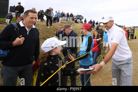 Spagna Sergio Garcia firma autografi al terzo verde durante l'anteprima giorno quattro del Campionato Open 2018 a Carnoustie Golf Links, Angus. Foto Stock