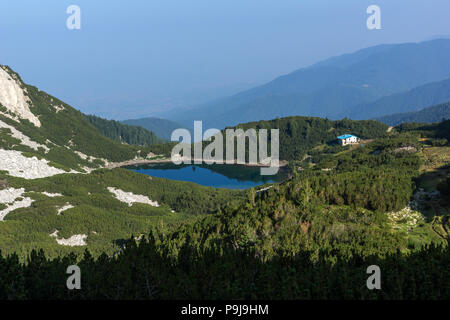 Vista incredibile con il cielo limpido di Sinanitsa lago, montagna Pirin, Bulgaria Foto Stock