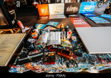 Opere d'arte in esposizione al mercato provenzale in Antibes, Cote D'Azur, in Francia Foto Stock