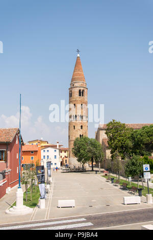 L'Europa, Italia, Veneto, Caorle. La città vecchia - Citta di Caorle. Duomo di Caorle con la torre campanaria. Foto Stock