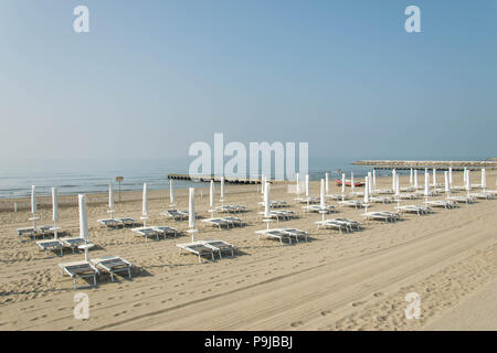 L'Europa, Italia, Veneto, Caorle. Spiaggia preparato per turistico a Lido Altanea, Citta di Caorle. Foto Stock