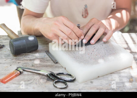 Officina artigianale di accessori in pelle per hobby Foto Stock