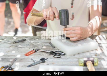 Officina artigianale di accessori in pelle per hobby Foto Stock