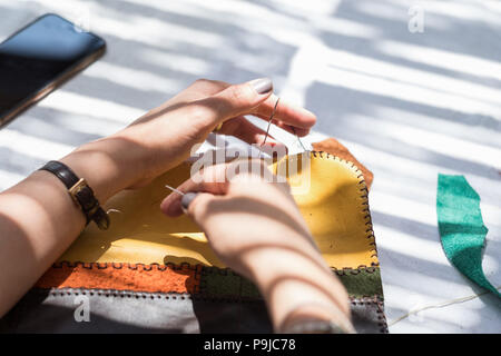 Officina artigianale di accessori in pelle per hobby Foto Stock