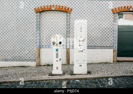 Il Portogallo, Lisbona, 01 Luglio 2018: un luogo speciale per il rifornimento dei veicoli elettrici. Eco-friendly il carburante Foto Stock