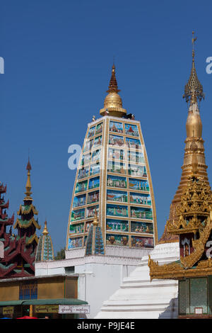 Santuari e gli stupa intorno alla bellissima Shwedagon pagoda che domina Yangon. Myanmar. Foto Stock