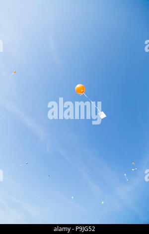 Palloncini volare sul cielo blu Foto Stock