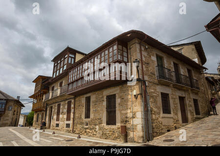 Puebla de Sanabria, Spagna - 30 Maggio 2018: vecchie case di Puebla de Sanabria, Castilla y Leon, Spagna Foto Stock