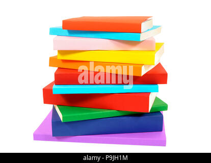 Closeup disordinato piccola pila di libri in brossura isolati su sfondo bianco Foto Stock