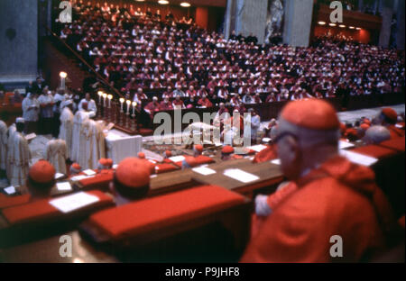 Concilio Vaticano II, il Papa Paolo VI che frequentano la messa durante una sessione del Concilio Ecumenico. Foto Stock