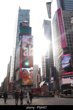 New York, New York, Stati Uniti d'America. Il 1 marzo 2018. Vista di Times Square in un giorno feriale pomeriggio invernale Foto Stock