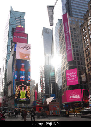 New York, New York, Stati Uniti d'America. Il 1 marzo 2018. Vista di Times Square in un giorno feriale pomeriggio invernale Foto Stock