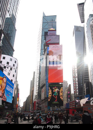 New York, New York, Stati Uniti d'America. Il 1 marzo 2018. Vista di Times Square in un giorno feriale pomeriggio invernale Foto Stock