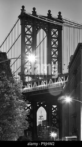 Immagine in bianco e nero del Manhattan Bridge visto da Dumbo e il quartiere di Brooklyn al crepuscolo, New York City, Stati Uniti d'America. Foto Stock