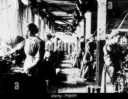 La Prima Guerra Mondiale (1914 - 1918), le donne a lavorare in una fabbrica di munizioni. Foto Stock