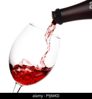 Vino rosso versato da una bottiglia in wineglass su sfondo bianco Foto Stock
