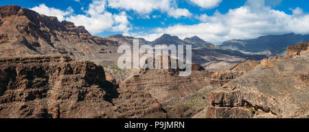 Suggestivo panorama della gamma della montagna paesaggio. Gran Canaria Island. Sullo sfondo della natura Foto Stock