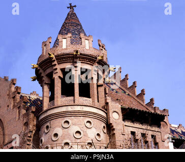 Dettaglio della Torre di Cala Bianca a Canet de Mar, edificio dall'architetto Lluis Domenech i Montaner. Foto Stock