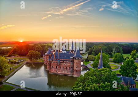 Veduta aerea del castello medievale De Haar al tramonto nei Paesi Bassi, l'Europa. Corrente di tutti gli edifici costruiti dopo il castello originale data dal 1892. HDR Foto Stock