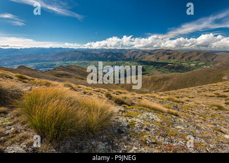 Vista dalla Remarkables verso Frankton Valley vicino a Queenstown, Queenstown, Otago, Isola del Sud, Nuova Zelanda Foto Stock