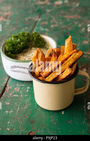 Sweet potato chips, silllife, cibo, studio shot Foto Stock