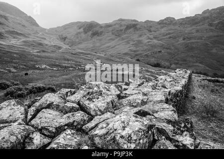 Resti del forte romano di Hardknott, Hardknott Pass, Lake District, REGNO UNITO Foto Stock