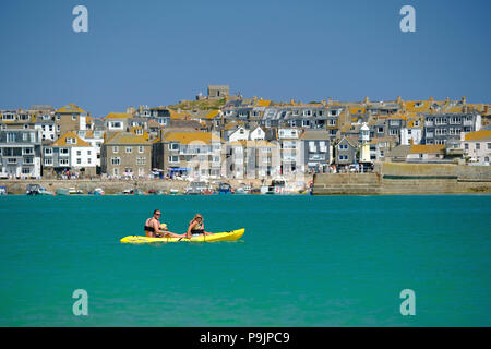 Giovane kayak a St Ives in Cornovaglia Foto Stock