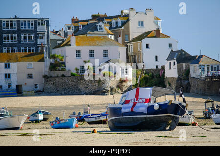 Un Inghilterra bandiera avvolta su una barca da pesca a St Ives Harbour in Cornovaglia Foto Stock