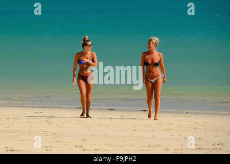 Due giovani donne in bikini a piedi lungo la spiaggia di Porthminster in St Ives, Cornwall Foto Stock