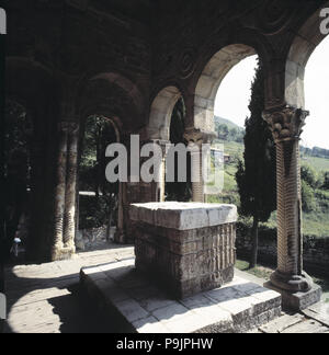 Vista dell'altare nella facciata del lato est di Santa Maria de Naranco, in precedenza è stato in … Foto Stock