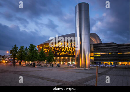 Welsh Millenium Centre, architetto Percy Thomas, Event Center, crepuscolo, Cardiff, South Glamorgan, Wales, Regno Unito Foto Stock