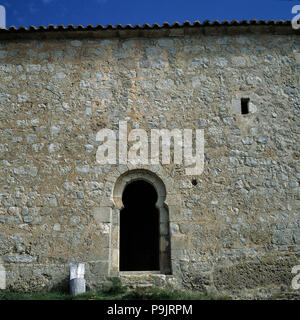 Dettaglio della porta anteriore con un arco a ferro di cavallo della cappella di San Baudelio de Berlanga. Foto Stock