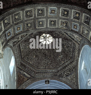 Mudejar soffitto a cassettoni e la cupola della chiesa di San Nicola di Bari in Madrigal de las Altas … Foto Stock