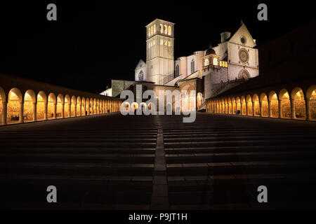 Cattedrale di Assisi di notte, Umbria - Italia Foto Stock