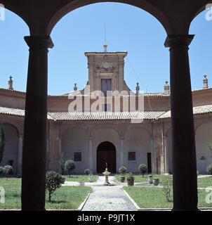 Vista attraverso un arco a tutto sesto e del cortile delle ex opere letterarie università di Huesca, che tod… Foto Stock