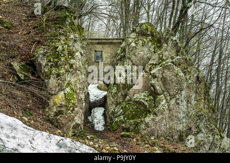 Sospeso il rifugio costruito tra due rocce, Parco Nazionale della Majella. Abruzzo Foto Stock