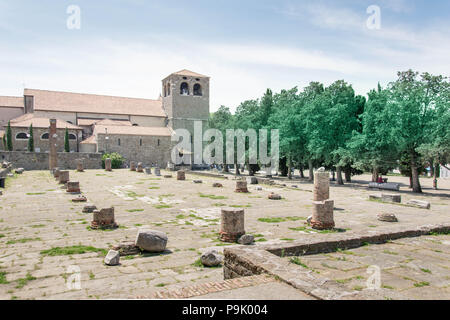L'Europa, Italia, Trieste. Vista pittoresca al Forum Romanum e Cattedrale di San Giusto, la Piazza della Cattedrale, Trieste. Foto Stock