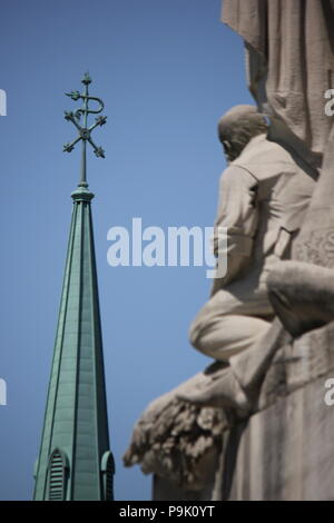 L uomo da soldati e marinai monumento curiosamente guardando il campanile del prossimo la cattedrale di Christ Church in Monument Circle in Indianapolis, Indiana. Foto Stock