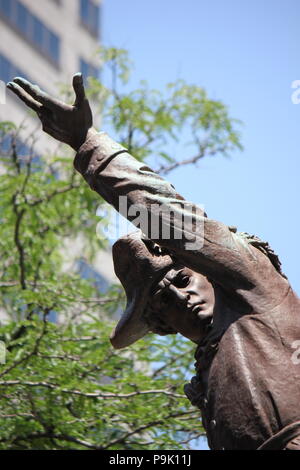 Statua di bronzo di George Rogers Clark eroe di guerra della guerra rivoluzionaria americana a soldati e marinai monumento in Monument Circle in Indianapolis, Indiana. Foto Stock